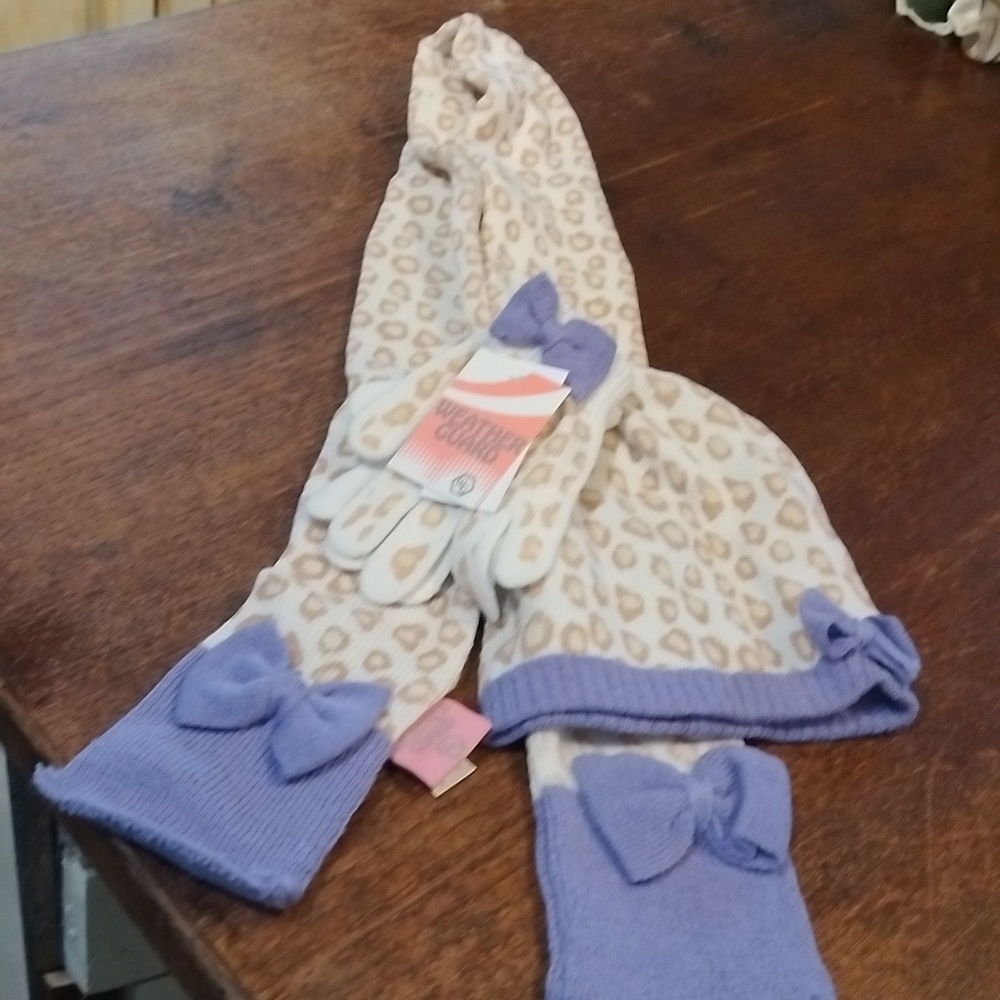 Girls 3 pc gat, scarf, glove set. MTH4